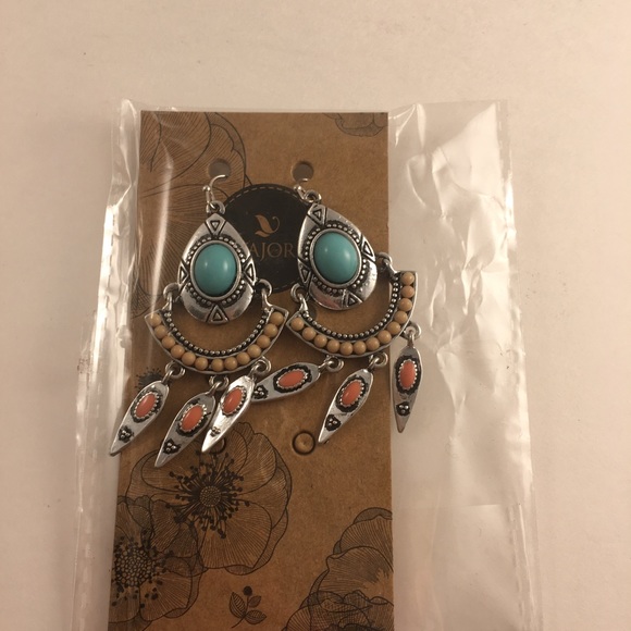 Brand new set of dangle earrings! - Picture 2 of 3